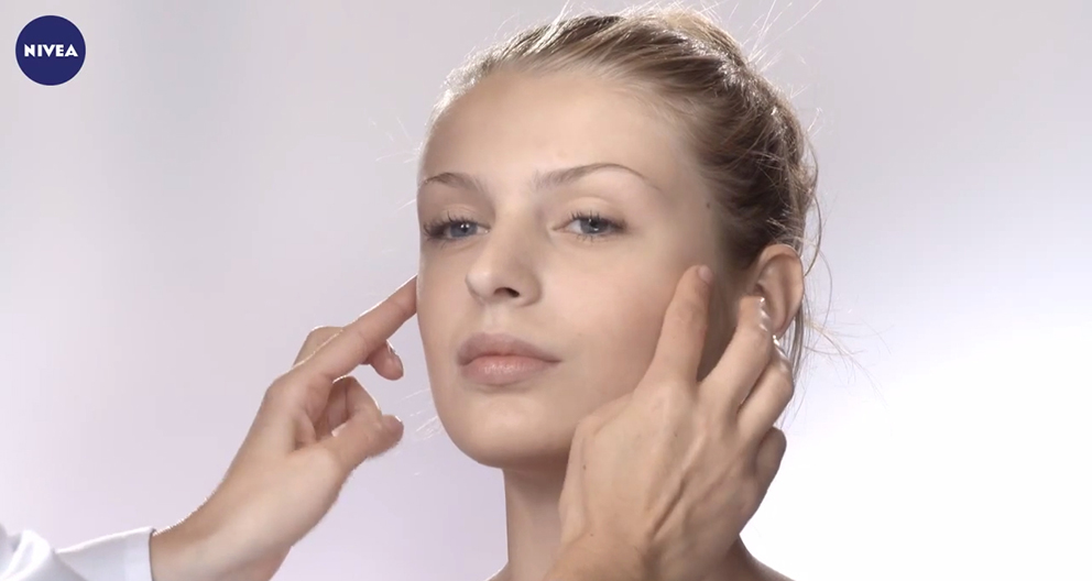 F25 - Tips to apply face cream properly